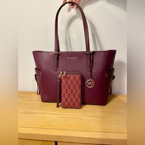 BNWT *SET* Michael Kors Gilly Large Leather Travel Tote & Wristlet.